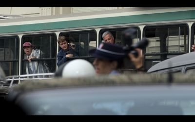 L'autobús de The Crown en un frame del capítol tres 
